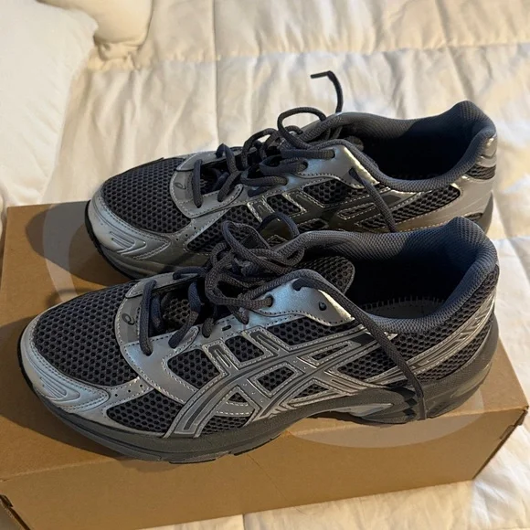 ASICS Men's Silver and Gray Athletic Shoes - Picture 2 of 8